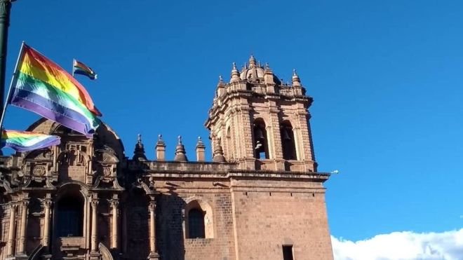 A cidade conservadora do Peru que cogitou mudar sua bandeira por semelhança com símbolo LGBT