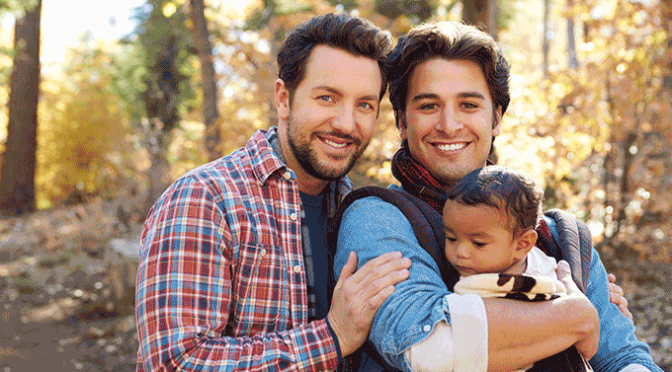 Filhos de pais gays crescem tão bem quanto os de casais heterossexuais